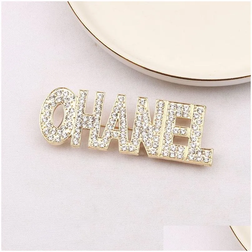 Designer Brooch Brand Letters Diamond Brooches Pin Geometric Luxury Gold Silver Crystal Rhinestone Pins for Women Clothing Decoration Jewellery Accessories