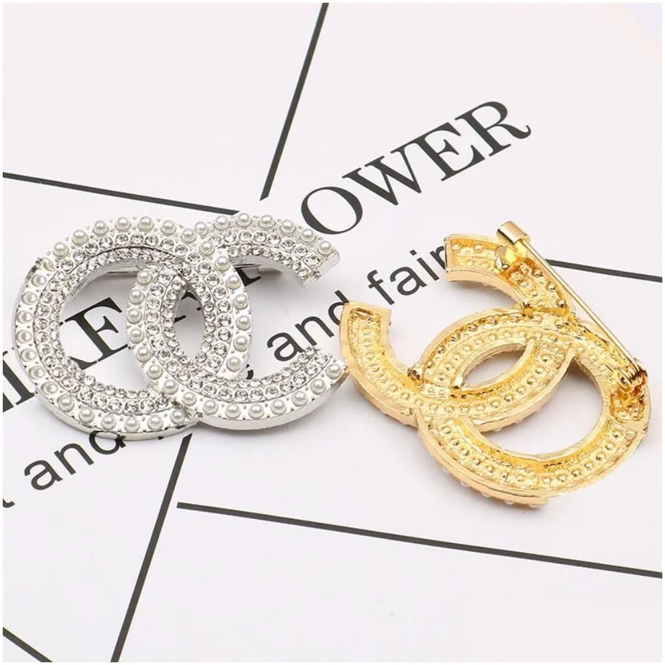 Designer Brooch Brand Letters Diamond Brooches Pin Geometric Luxury Charm Crystal Rhinestone Pearl Pins for Women Clothing Decoration Jewellery