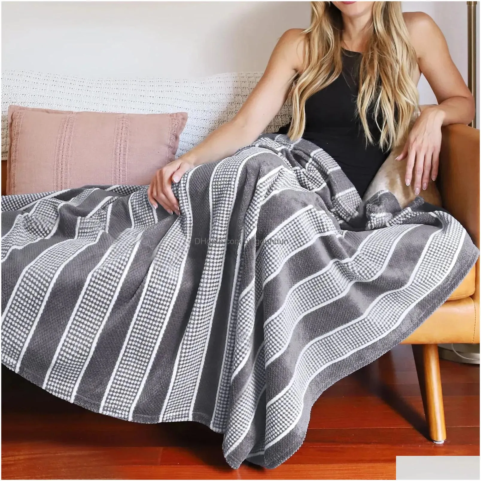 Blankets CLOOCL Fashion Striped Throw Dots Splicing Flannel Blanket Comfy for Bedding Sofa Car Camping All Seasons 231113