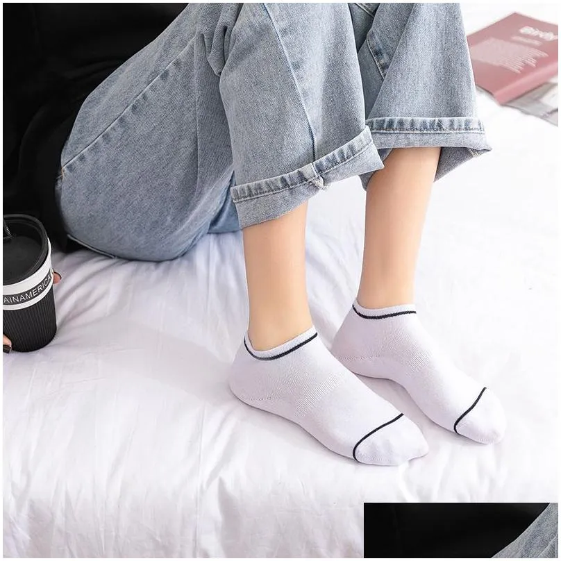 Hot sale Tide Embroidery Girls Sock Slippers Hip Hop Personality Female Skateboard Socks Outdoor Breathable Lady Cotton 20pairs/40pcs