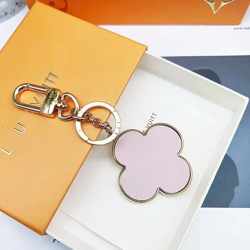 Designer keychain for women Golden Leather Sunflower Keychain with Box Matching Car Pendant Metal Fashion Personalized Creative