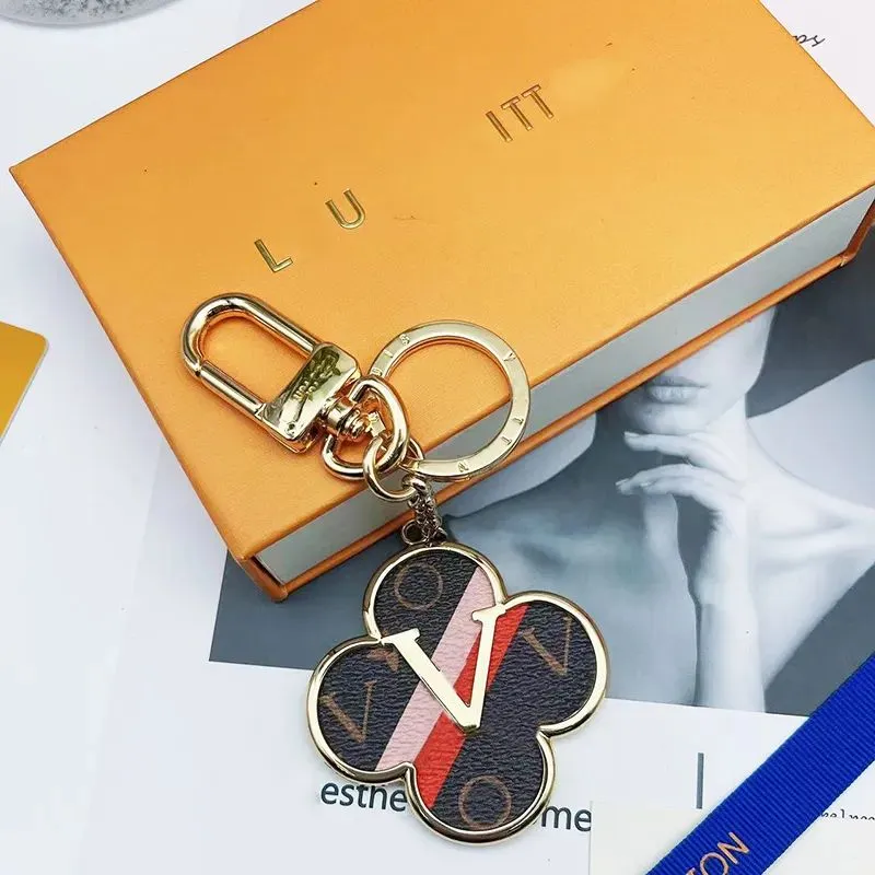 Designer keychain for women Golden Leather Sunflower Keychain with Box Matching Car Pendant Metal Fashion Personalized Creative