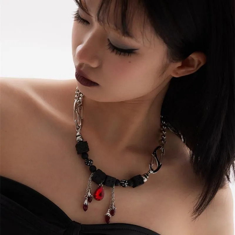 Pendant Necklaces Punk Dark Design Niche Ruby Necklace Female Blood Drop Shaped Original Stone Accessories Temperament Jewelry