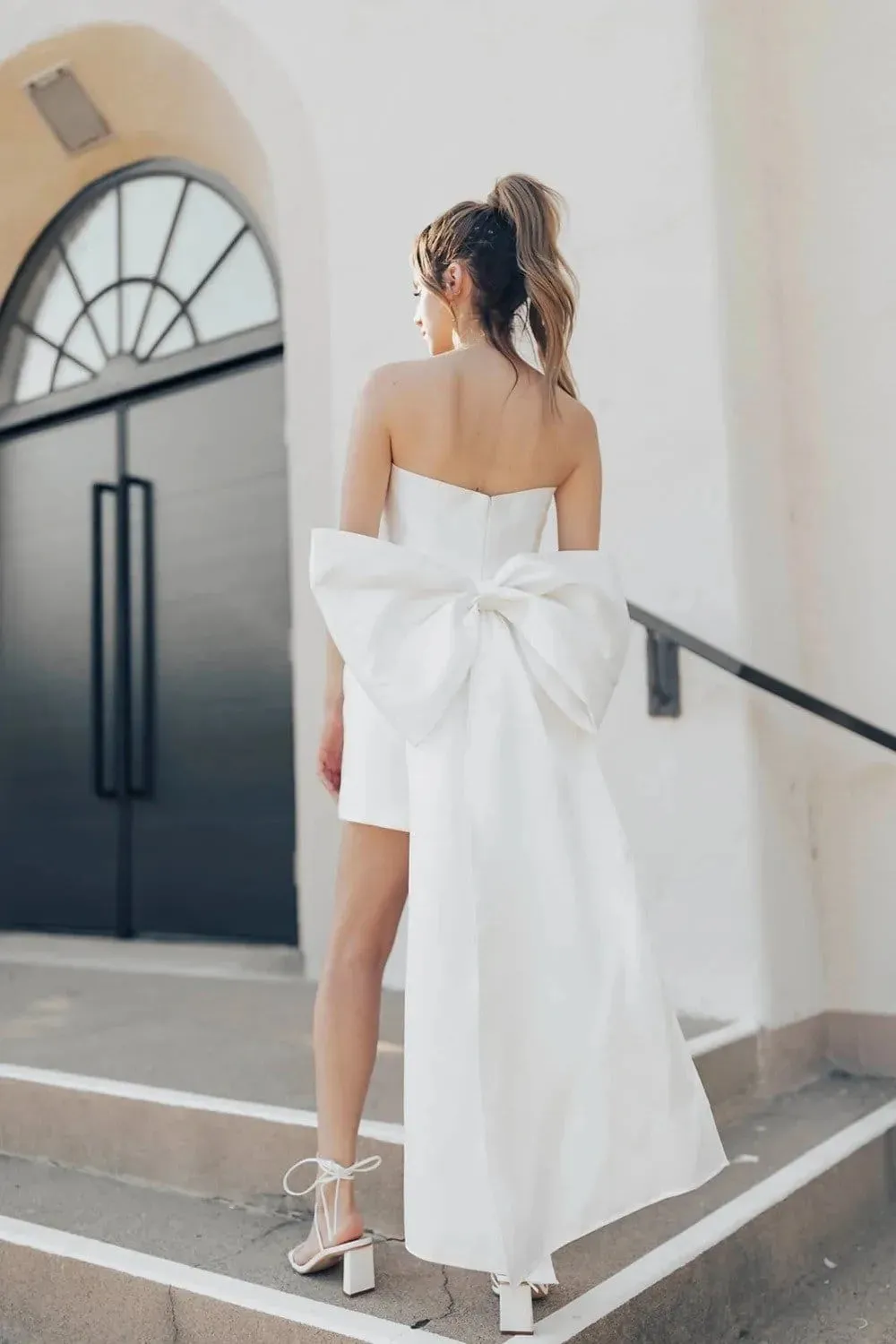 Fashion Simple White Mini Sheath Wedding Dresses With Big Bow Train Sexy Strapless Elegant Satin Short Boho Garden Beach Bridal Gowns Dance Reception Dress