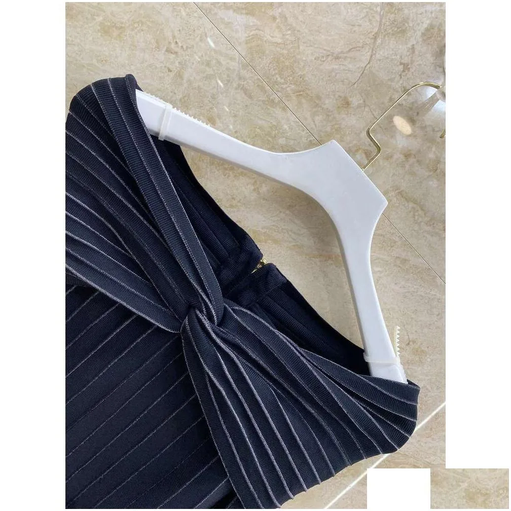Latest Collection One-shoulder Kintted Long Sleeve Tops 2023 Spring Sexy Black Red Zipper Blouse Tops For Women FZ2403124