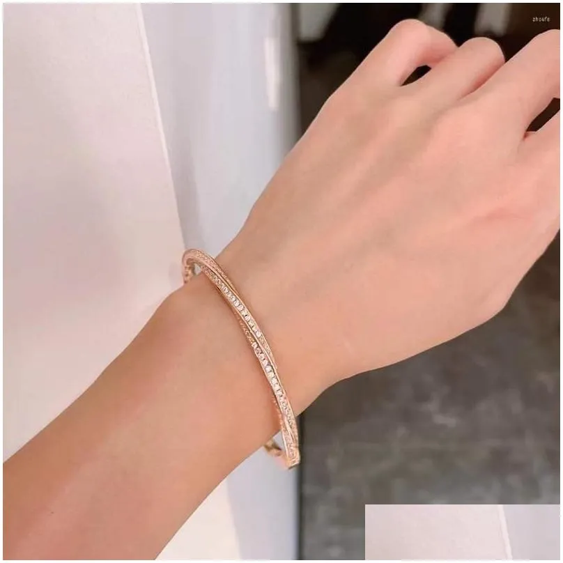 Bangle Trendy Shiny Zircon Spiral Simple Geometric Oval Bracelets Women Accessories Charming Twisted Pattern Jewelry