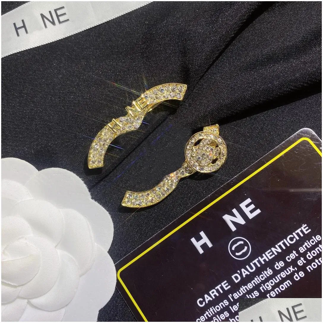 Luxury Designer Jewelry Broochs Brand Letter Gold Plated Silver Letter Stainless Steel Crystal Pearl Brooche Clothing Suit Pin Wedding Christmas Gift