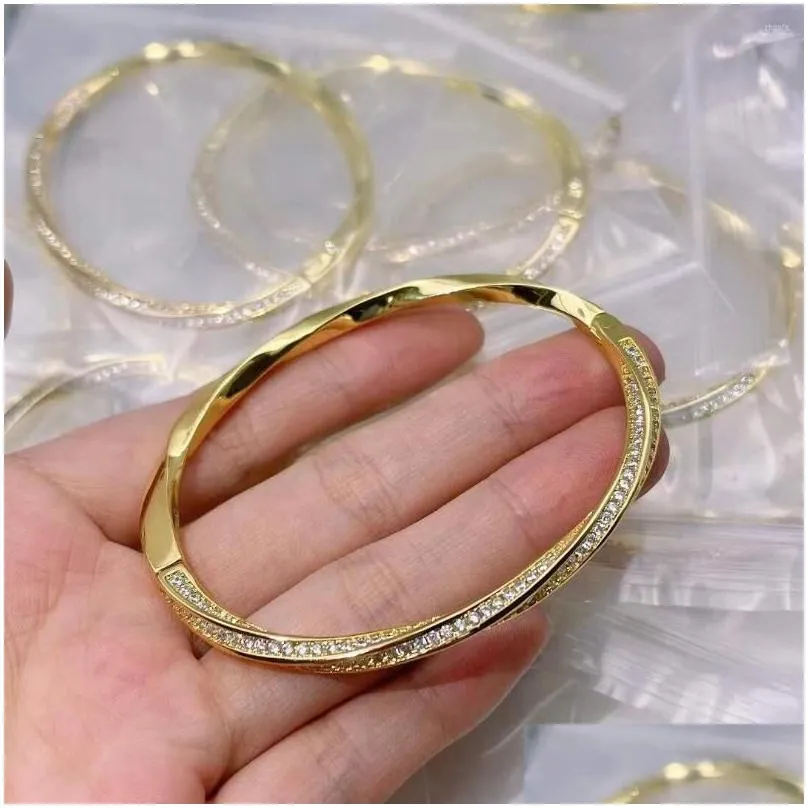 Bangle Trendy Shiny Zircon Spiral Simple Geometric Oval Bracelets Women Accessories Charming Twisted Pattern Jewelry