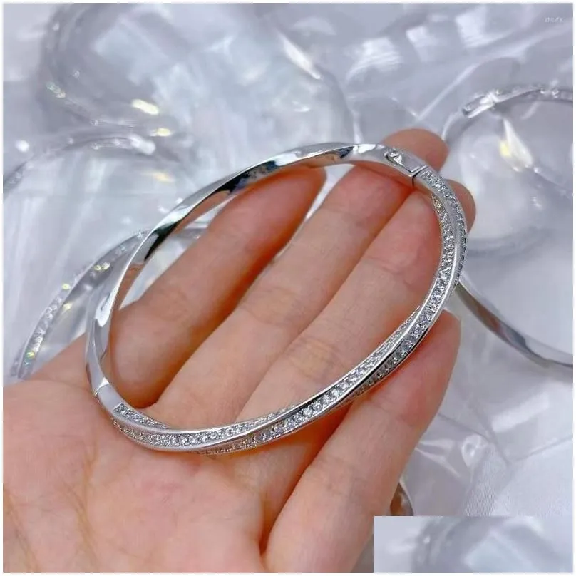 Bangle Trendy Shiny Zircon Spiral Simple Geometric Oval Bracelets Women Accessories Charming Twisted Pattern Jewelry
