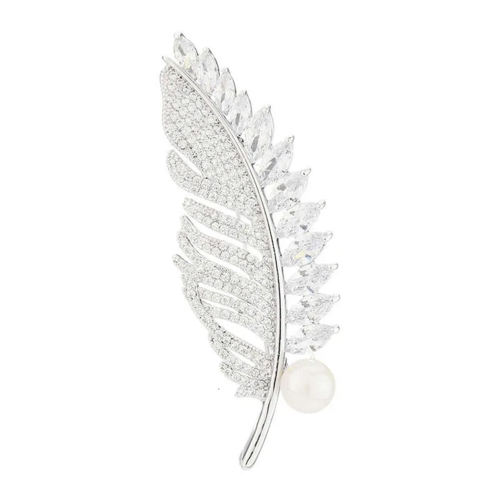 Pearl Inlaid Water Diamond Leaf Breast Needle Women`s Korean Fashion Versatile Clothing Pin Accessories