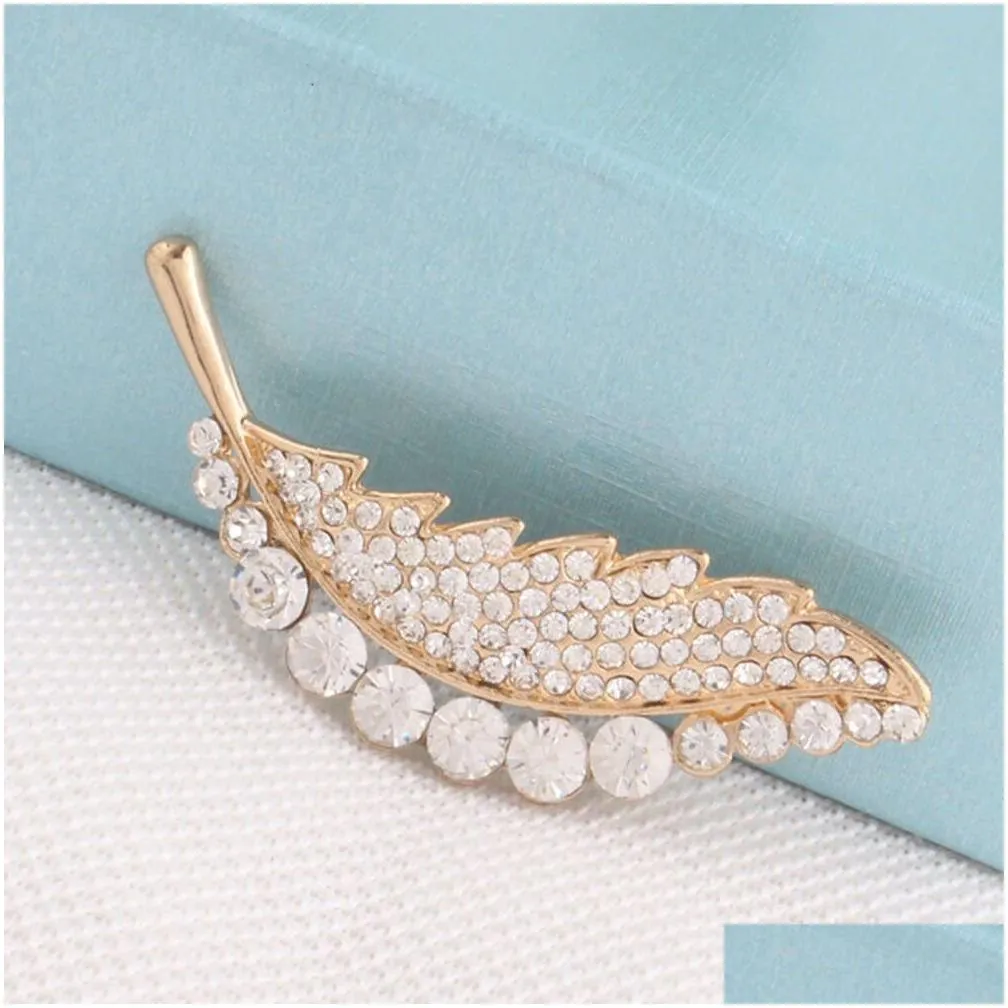 Pearl Inlaid Water Diamond Leaf Breast Needle Women`s Korean Fashion Versatile Clothing Pin Accessories