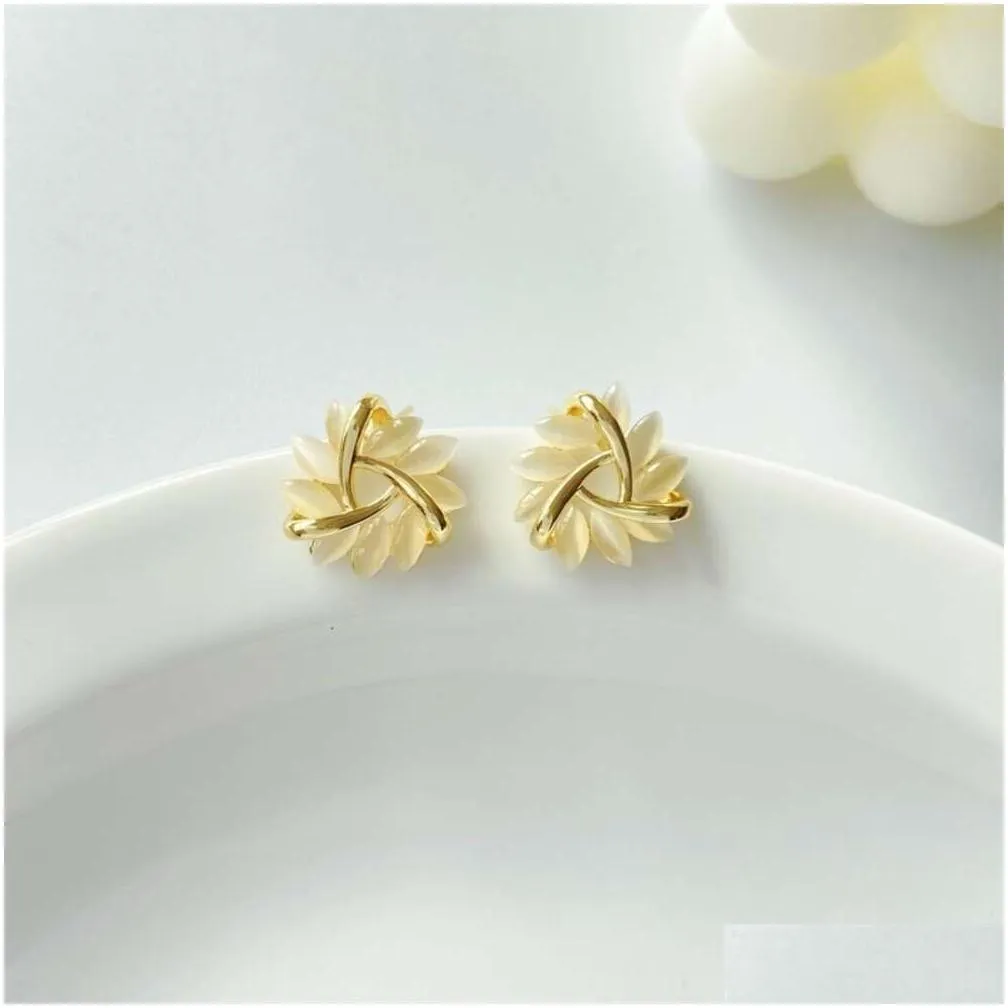 Needle Korean Minimalist French Cat`s Eye Stone Petal Light Extraordinary Style Design Sense and Earrings