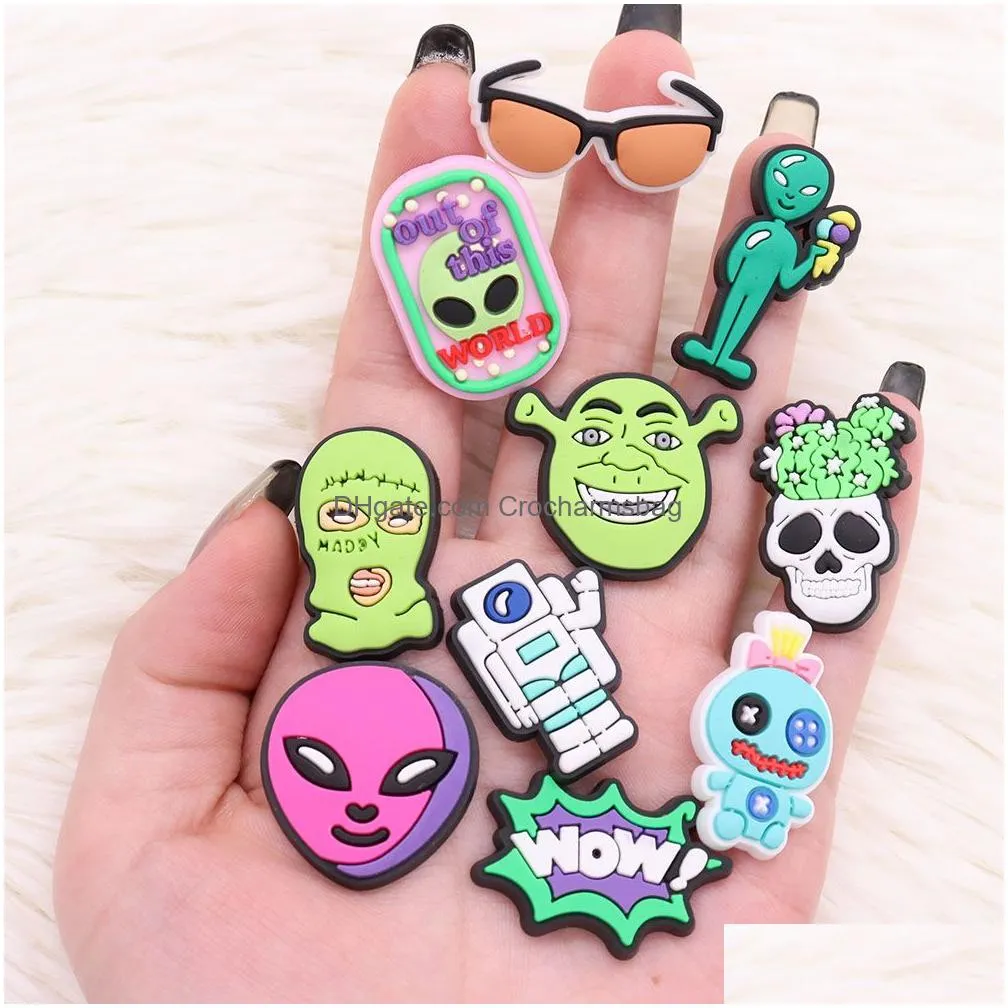 Shoe Parts & Accessories Moq 20Pcs Pvc Cartoon Character Garden Slipper Buckle Adorable For Bracelet Charms Button Clog Drop Delivery Dh241