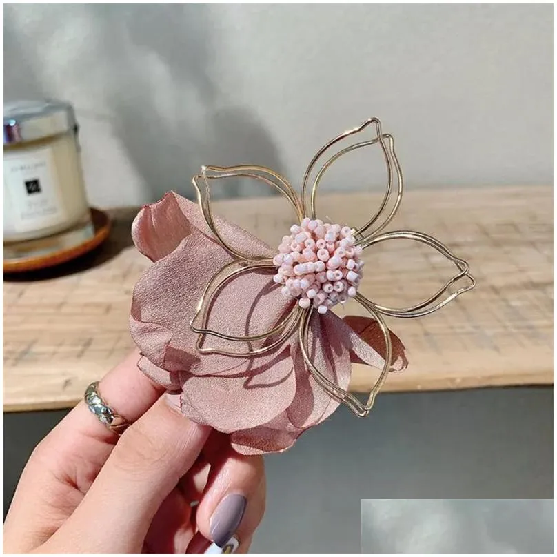 Hair Clips The Women Elegant Hollow Out Metal Flower Cloth Petal Hairpins Sweet Side Decorate Barrette Accessories