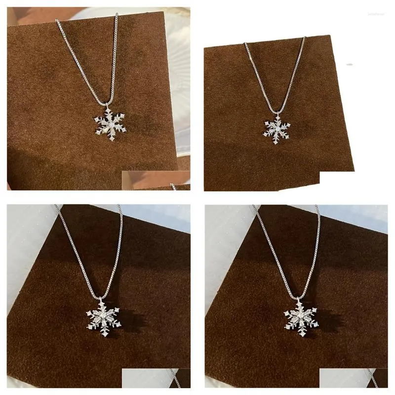 Chains 2023 Unique Design Rotatable Snowflake Necklace Delicate Gentle Light And Luxury Temperament Small Chain.