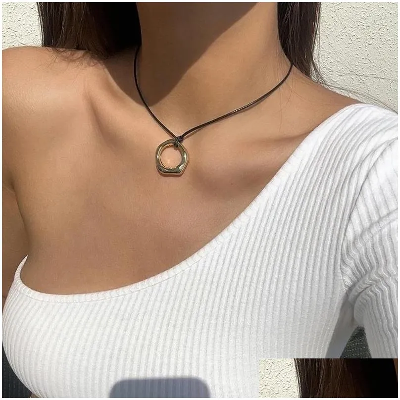 Pendant Necklaces Simple Geometric Hollow Love Heart Necklace Black Leather Braid Wax Choker Party