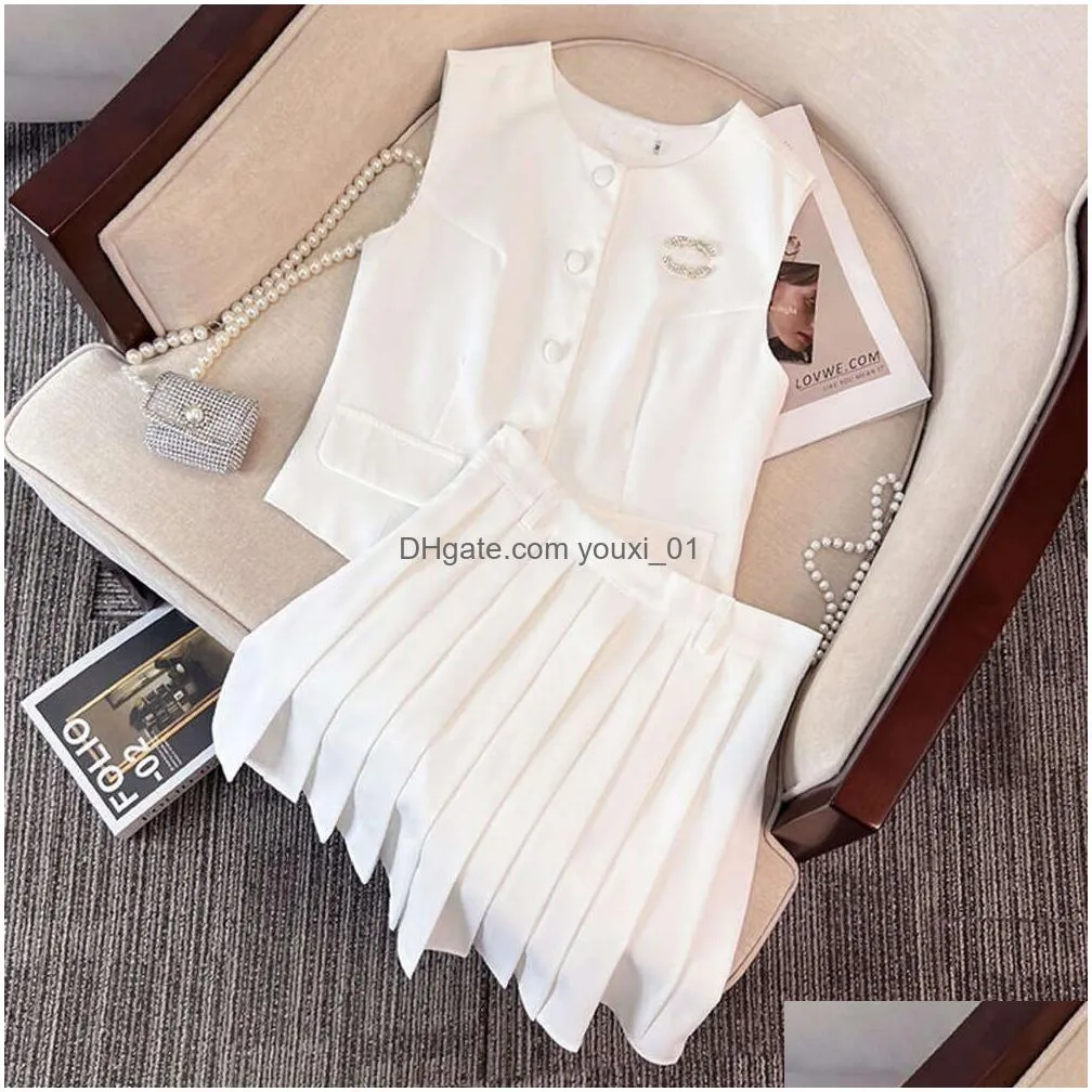 Two Piece Dress Women Set Designer Skirt Fashion Letter Embroidery Sleeveless Shirt Suit Luxury Solid Color High Waist Pleated Skirts Dhmsq