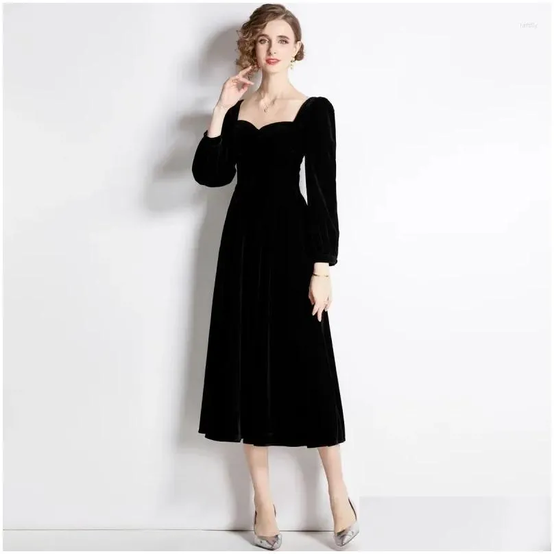 Casual Dresses Square Neck Velvet Dress French Vintage Hepburn Style High Grade Feeling Temperament Nylon Solid Color Slim Fit