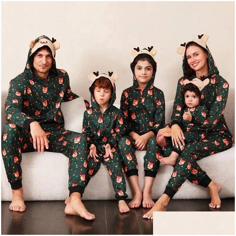 Family Matching Outfits Christmas Pajamas Fashion Xmas Cartoon Print Bodysuit Adts Kids Baby Clothing Sets Overall Look 230901 Drop D Dhhe6