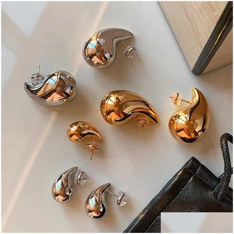 French Gold Color Glossy Water Droplet Comma Earrings For Women Niche High End Cold and Light Luxury Top Quality Charm Jewelry