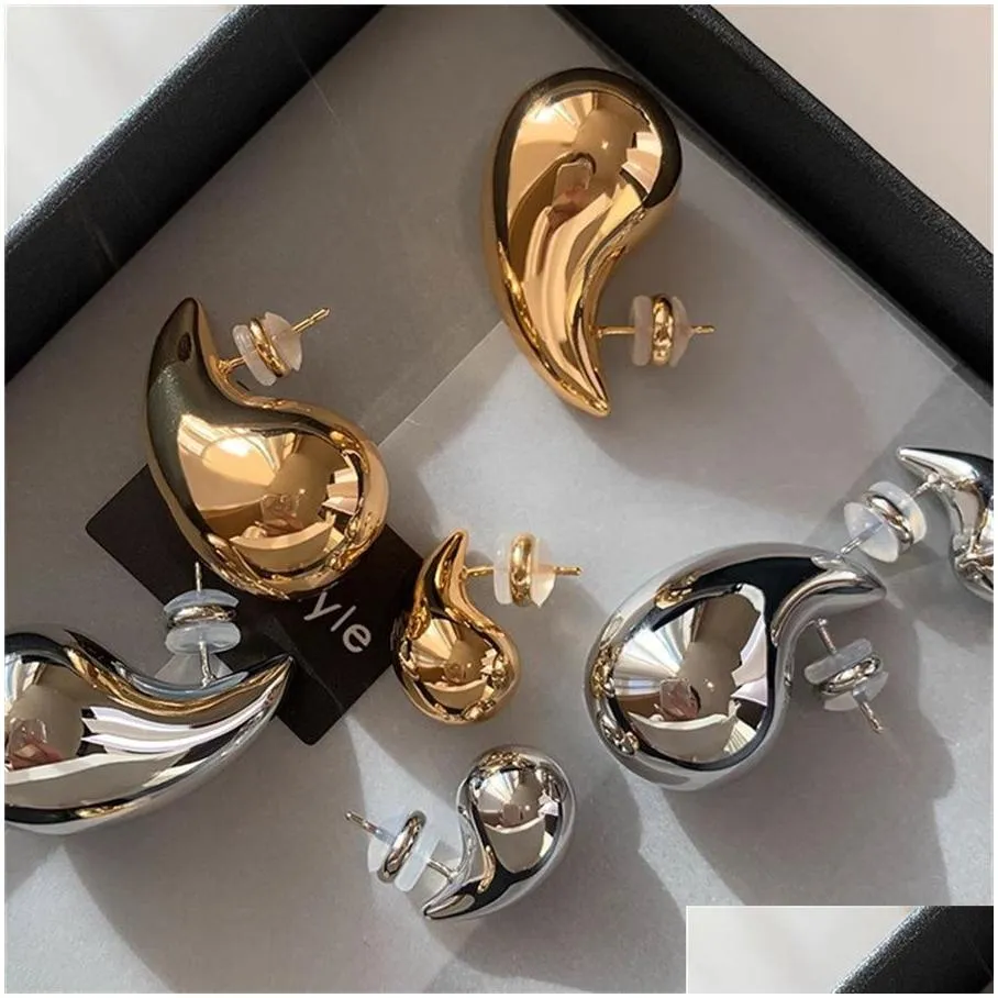 French Gold Color Glossy Water Droplet Comma Earrings For Women Niche High End Cold and Light Luxury Top Quality Charm Jewelry