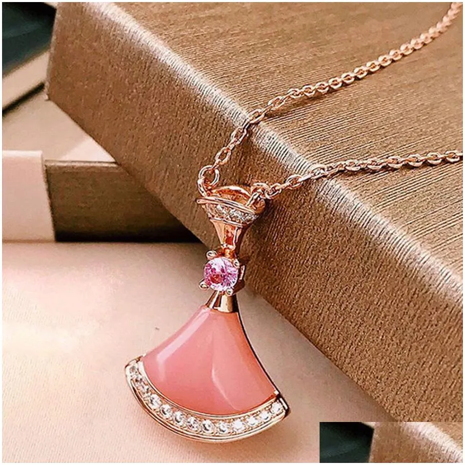 Necklaces Designer Jewelry Fan Shape Divas Dream Necklace Red Green Chalcedony Gold Rose Platinum Chains for Women Trendy Wedding Diamonds Multiple