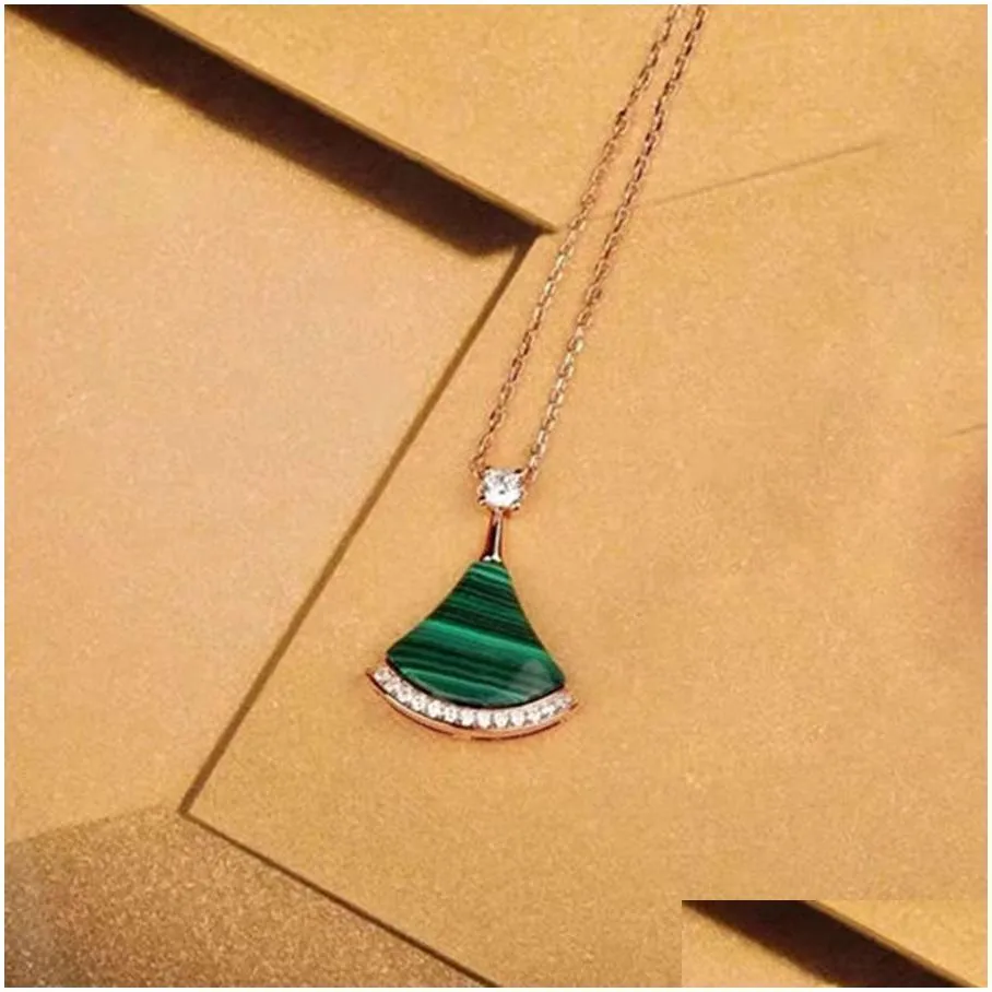 Necklaces Designer Jewelry Fan Shape Divas Dream Necklace Red Green Chalcedony Gold Rose Platinum Chains for Women Trendy Wedding Diamonds Multiple