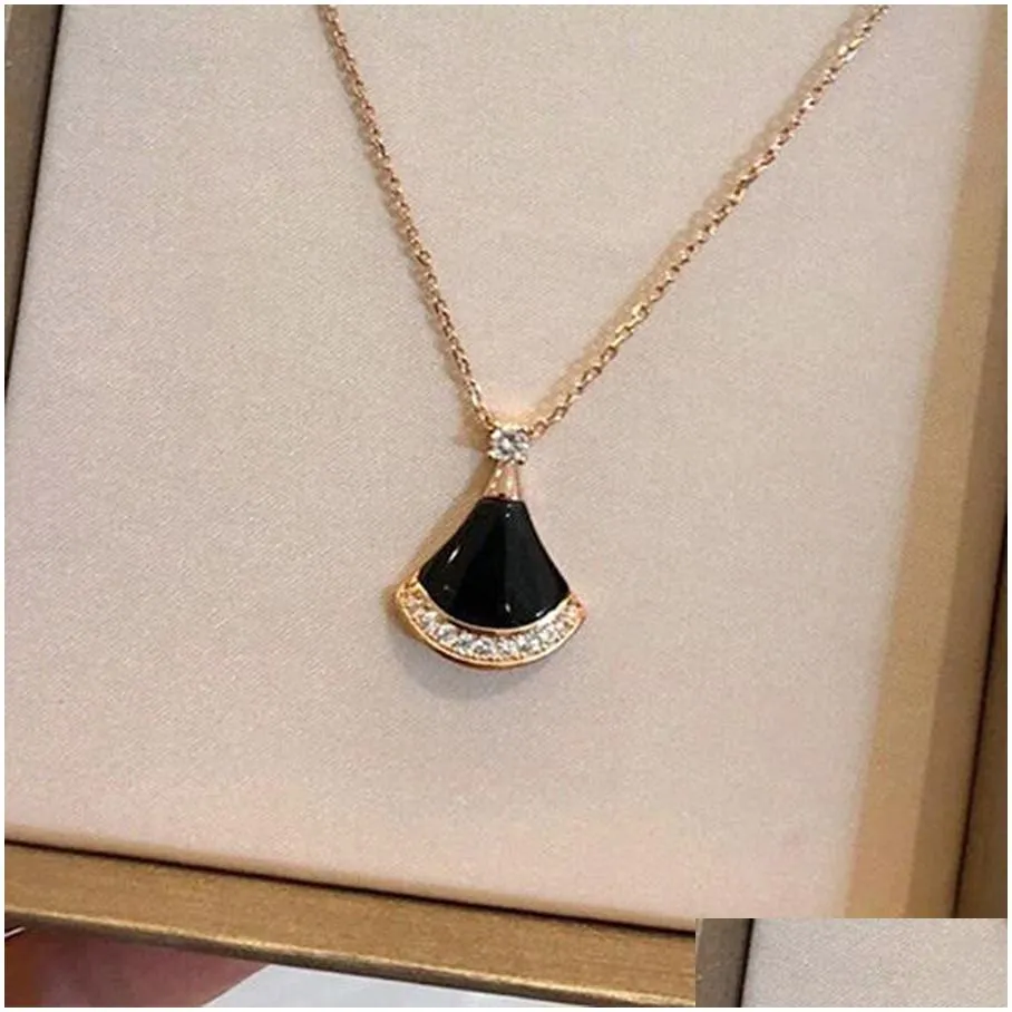 Necklaces Designer Jewelry Fan Shape Divas Dream Necklace Red Green Chalcedony Gold Rose Platinum Chains for Women Trendy Wedding Diamonds Multiple