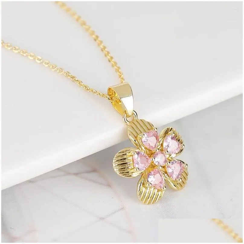 Pendant Necklaces Bauhinia Flower Geometric Stamen Simple Five-Leaf Petal Crystal Necklace Women`s Design 18K Gold-Plated