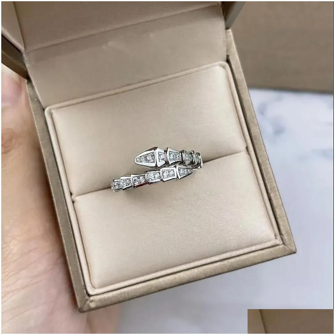 Desingers Ring Men and Women Width and Narrow Version Luxurys Open Rings Easy to Deform Lady Silver Snake Plated Light Bone Full Diamond Pattern Couple