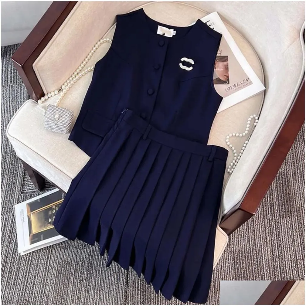 women set designer skirt Set fashion letter embroidery sleeveless shirt suit luxury solid color high waist pleated skirts two-piece