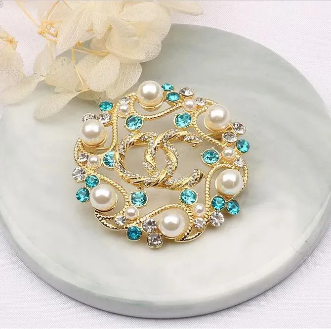 Simple Letter Brooches Famous Brand Luxurys Desinger Geometry Brooch Women Crystal Rhinestone Suit Pin Fashion Jewelry Scarf Decoration Accessories