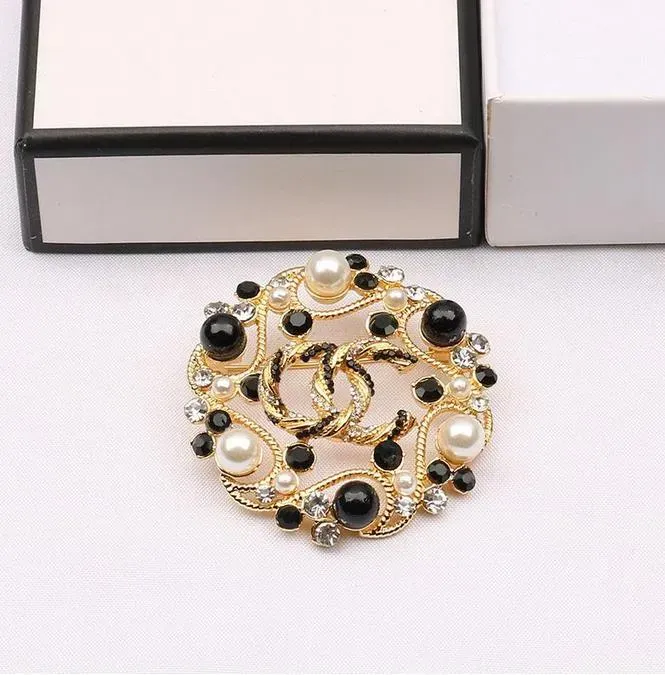 Simple Letter Brooches Famous Brand Luxurys Desinger Geometry Brooch Women Crystal Rhinestone Suit Pin Fashion Jewelry Scarf Decoration Accessories