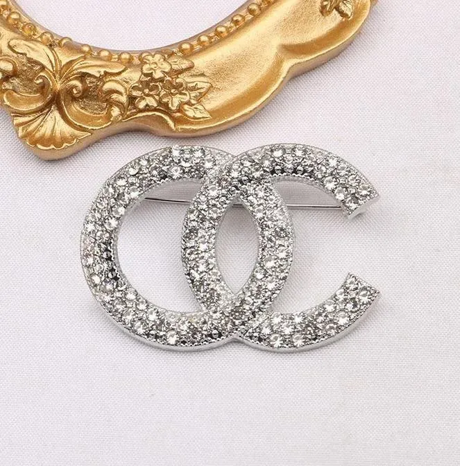 Simple Letter Brooches Famous Brand Luxurys Desinger Geometry Brooch Women Crystal Rhinestone Suit Pin Fashion Jewelry Scarf Decoration Accessories