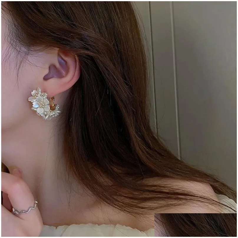 Stud 2024 New Exquisite White Flower Splicing Hoop Earrings For Women Fashion Geometric C Korean Trend Elegant Jewelry Gifts Nice Dro Otkl5