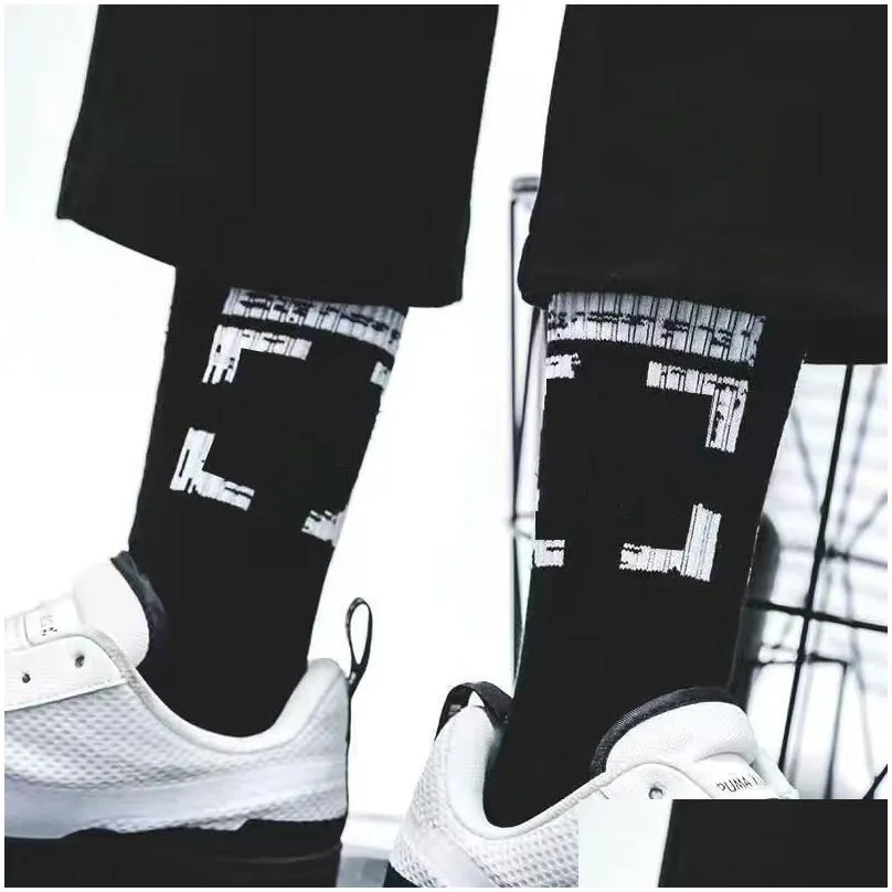 Off Fashion Mens Streetwear Socks Women Men High Quality Cotton All-match Arrow X Printing Breathable Black White Mixing Football Basketball Sports