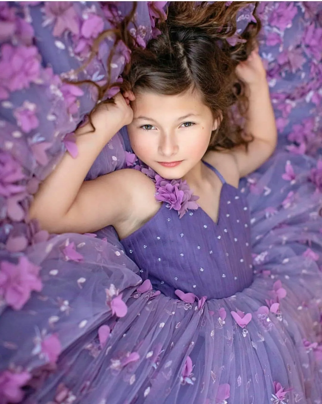2024 Purple Flower Girl Dresses For Weddings V Neck Spaghetti Straps Lace Appliques Beads Ball Gown Tulle Girls Pageant Dress Kids Communion Gowns Hand Made Flowers