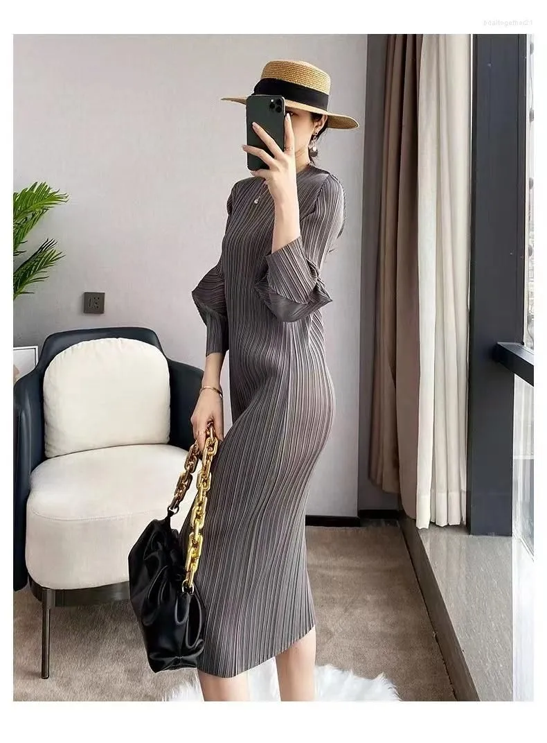 Casual Dresses Miyake Pleat 2023 Spring Large Size Elegant Fashion French Style Niche Design Age Reduction Waist Dress For Women