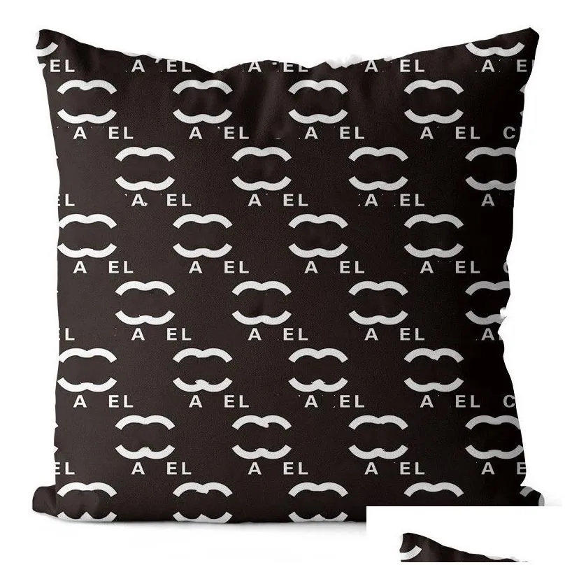 Designer Throw Pillow Black and White Throw Pillow Letter Logo Home Pillow Cover Sofa Decoration Cushion 45 * 45cm Pillow Core