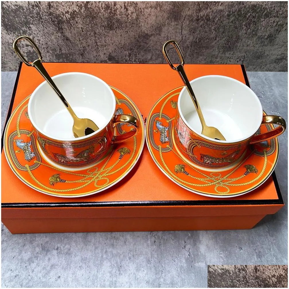 Mugs Luxury Tea Cups and Saucers Set of 2 Fine Bone China Coffee Golden Handle Royal Porcelain Party Espresso 230818
