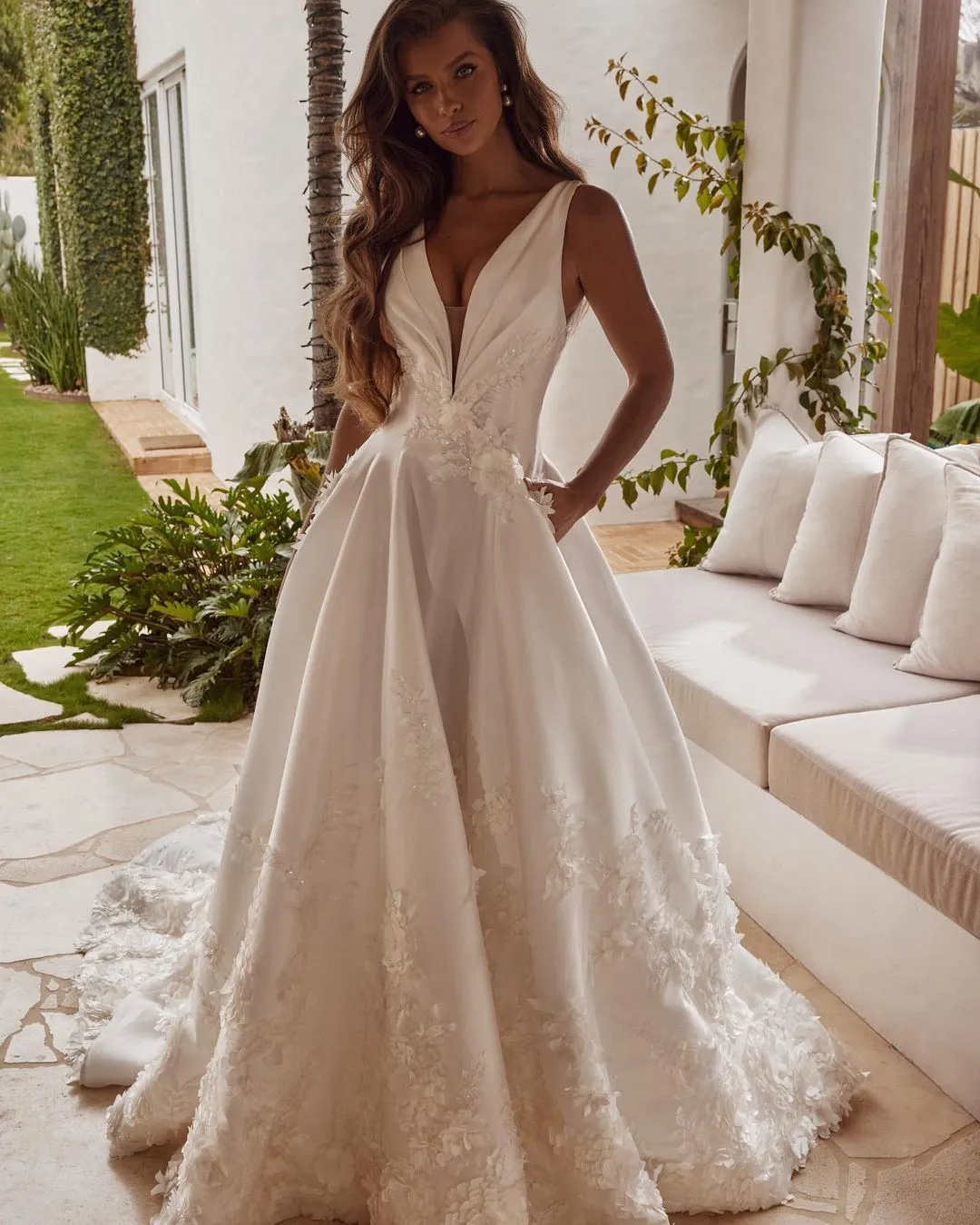 Simple Wedding Dresses V Neck Bridal Gowns 3D-Floral Appliques Lace A Line Sweep Train Bride Dresses Custom Made Plus Size