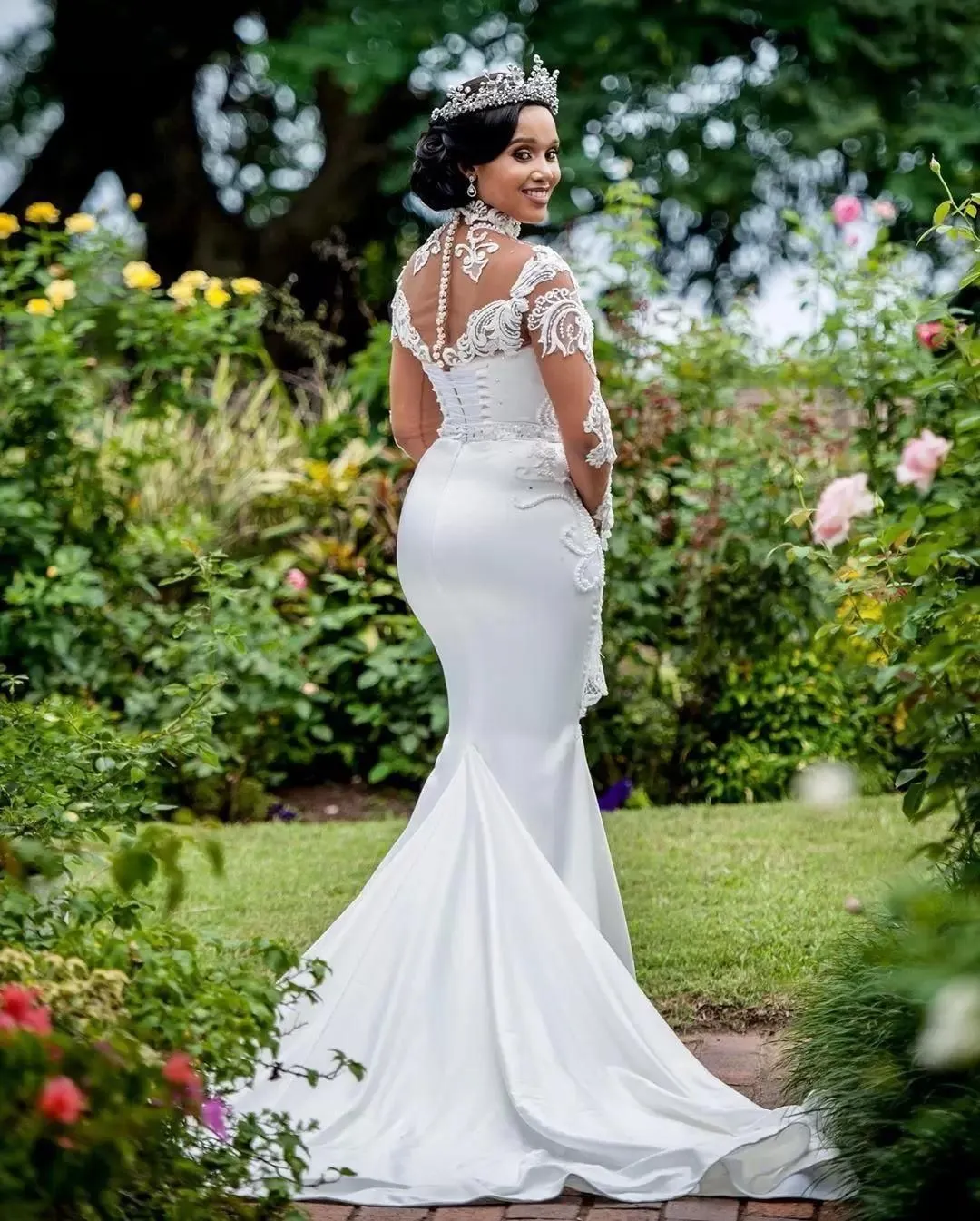 2024 Luxury High Neck Mermaid Wedding Dresses Bridal Gowns Sweep Train Lace Crystal Pearls Beads Plus Size African Nigerian Fishtail Robe De Mariee Long Sleeves