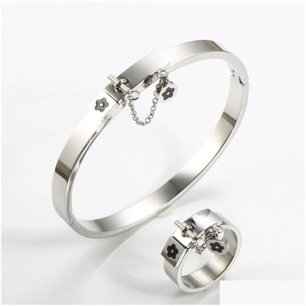 fashion lucky flower charm with chain ring gold/sliver stainless steel love promise finger rings for women men jewelry gift