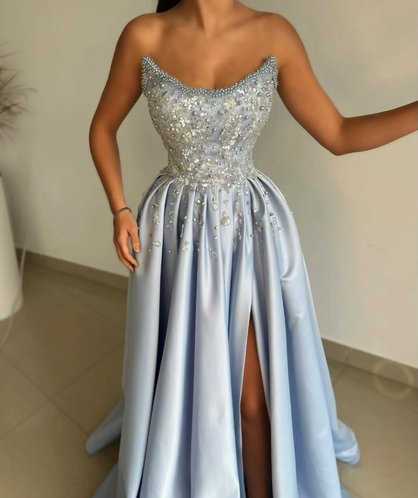 2024 Sexy Evening Dresses Wear Strapless Light Blue Sequins Lace Appliques Crystal Beads Pearls Satin Side Split Sleeveless Ball Gown Prom Gowns Evening Gowns