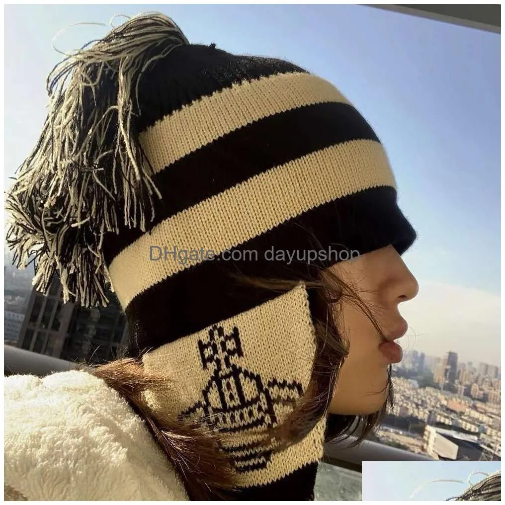 Designer High Quality Vivienne Empress Dowager Of The West Middle Ancient Zhenyi Comics Woolen Ear Protection Tassel Hat Warm Knitted Dhqxe