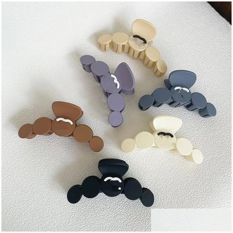 designer letter hair clip barrette frosted material round classic style for charm women girls hair claw fashion hairpin fashion accessory high quality