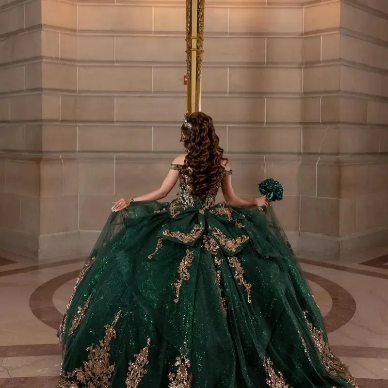 .Emerald Green Quinceanera Dresses For 16 Girl V-Neck Off the Shoulder Gold Appliques Beads Princess Ball Gowns Birthday Prom Dress vestidos de