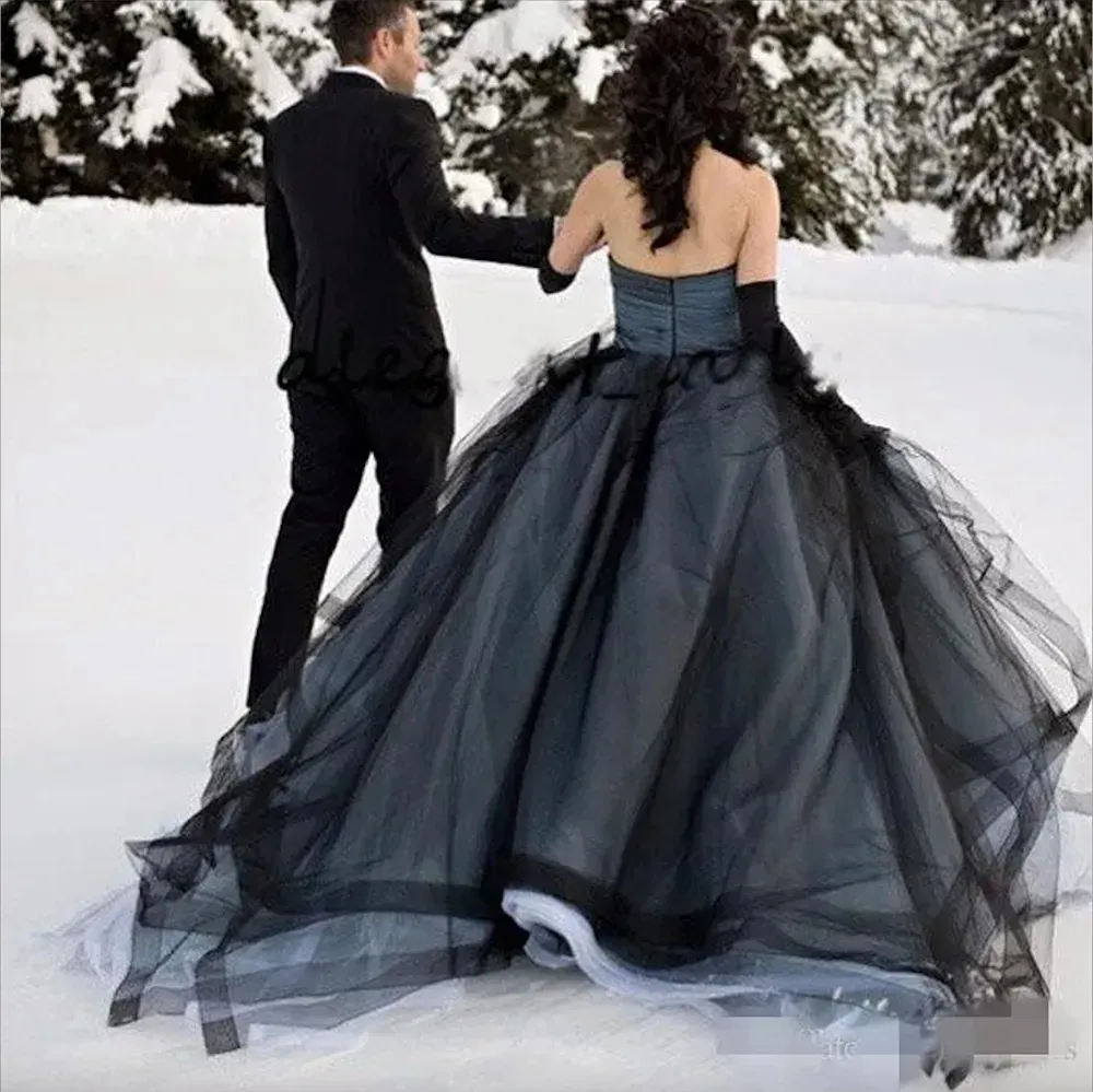 2024 Gothic Ball Gown Wedding Dresses Black and White Tulle Ruched Pleats Strapless Tiered Skirt Wedding Gowns Vestido de Novia