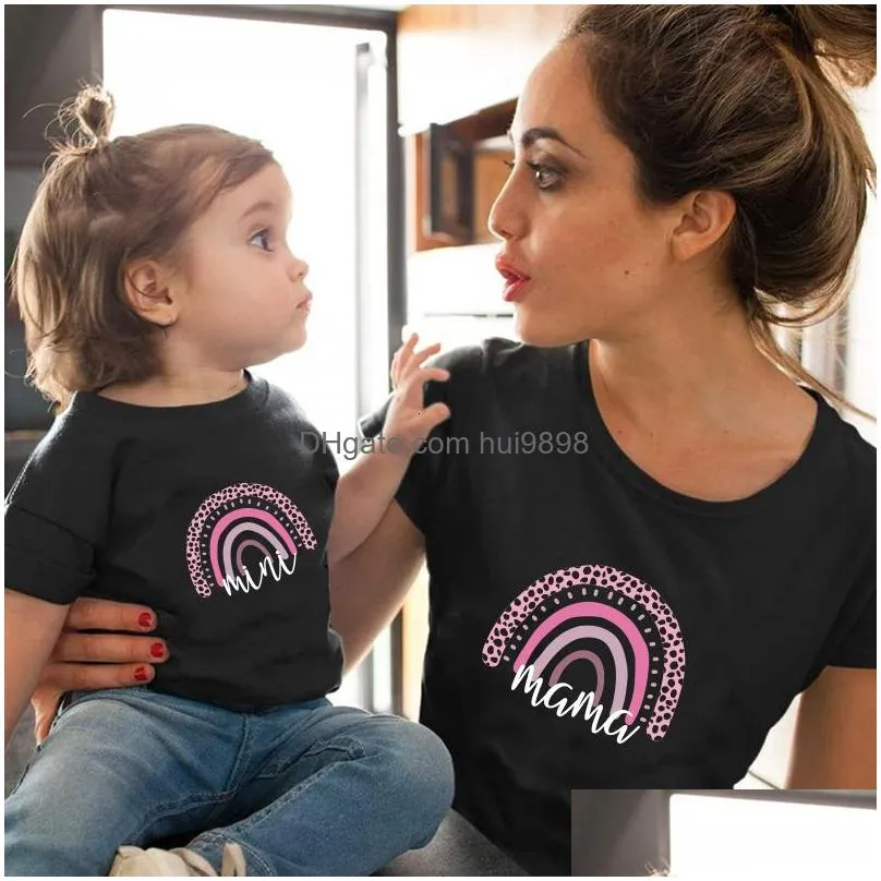 Family Matching Outfits 1Pc Fashion Mama And Mini Rainbow Print Tshirt Short Sleeve Look Tshirts Mother Daughter Clothes 230601 Drop Dhawm