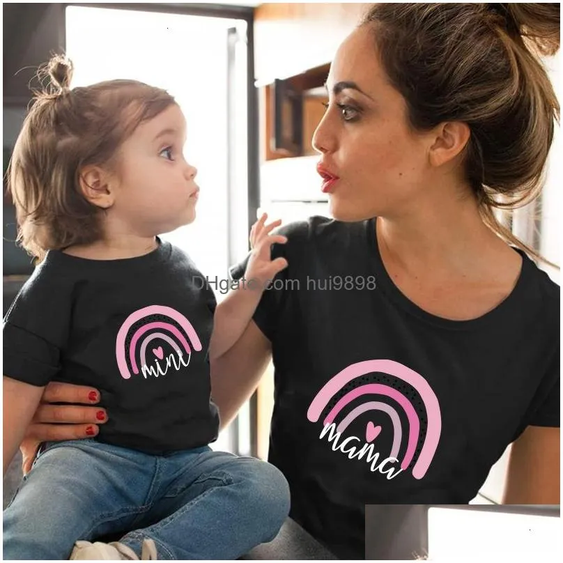 Family Matching Outfits 1Pc Fashion Mama And Mini Rainbow Print Tshirt Short Sleeve Look Tshirts Mother Daughter Clothes 230601 Drop Dhawm